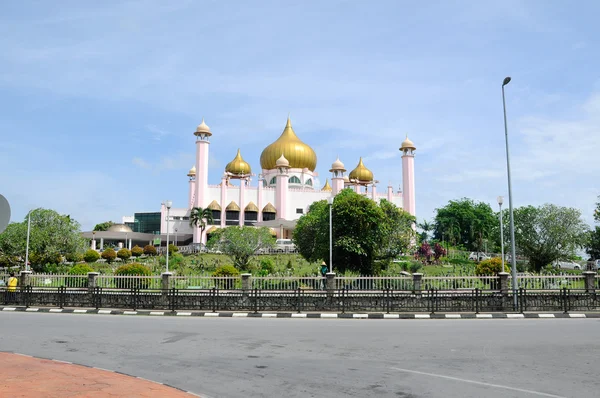 Ака Kuching місто мечеті Масджид Bandaraya Kuching в Саравак, Малайзія — стокове фото