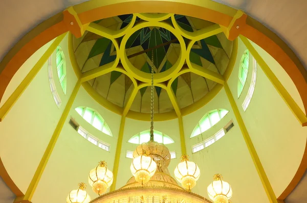 Interno della cupola. Moschea di Kuching Town alias Masjid Bandaraya Kuching a Sarawak, Malesia — Foto Stock