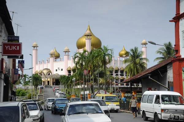 Aka Kuching město mešita Masjid Bandaraya Kuching v Sarawak, Malajsie — Stock fotografie
