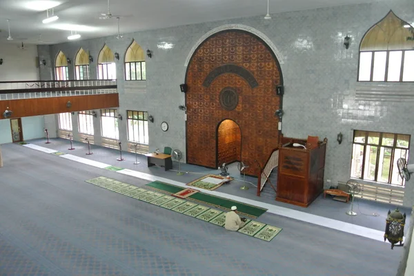 Interior de la mezquita de Kuching, también conocida como Masjid Bandaraya Kuching en Sarawak, Malasia — Foto de Stock