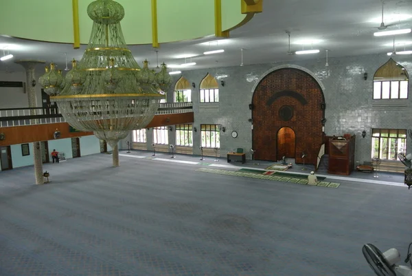 Intérieur de la mosquée Kuching Town alias Masjid Bandaraya Kuching à Sarawak, Malaisie — Photo