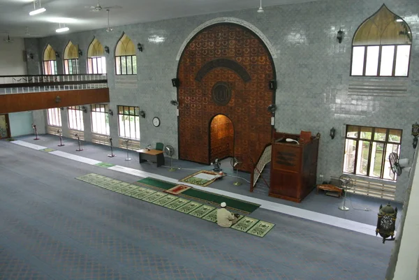 Інтер'єр ака Kuching місто мечеті Масджид Bandaraya Kuching в Саравак, Малайзія — стокове фото