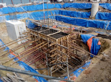 Yığını kap kalıp ile takviye barda.