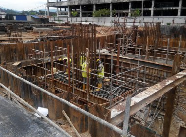 Yığını kap kalıp ile takviye barda.