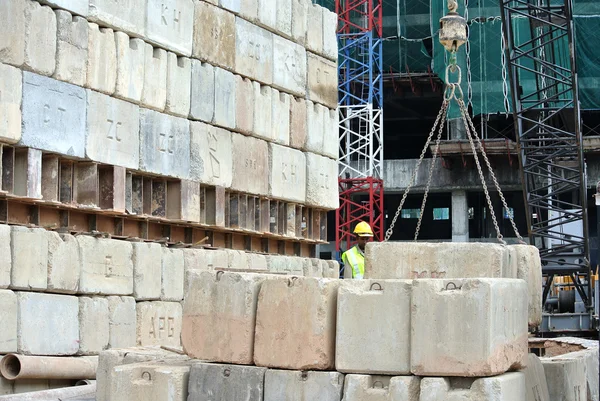 Trabajadores de la construcción apilando el bloque de prueba de carga de mantenimiento en el sitio de construcción —  Fotos de Stock