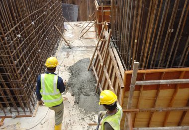 Kırık kalıp ve beton Bulamaç sıçrama