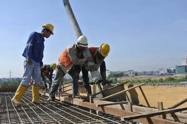 Beton Pompası beton hortum kullanarak inşaat işçileri — Stok fotoğraf