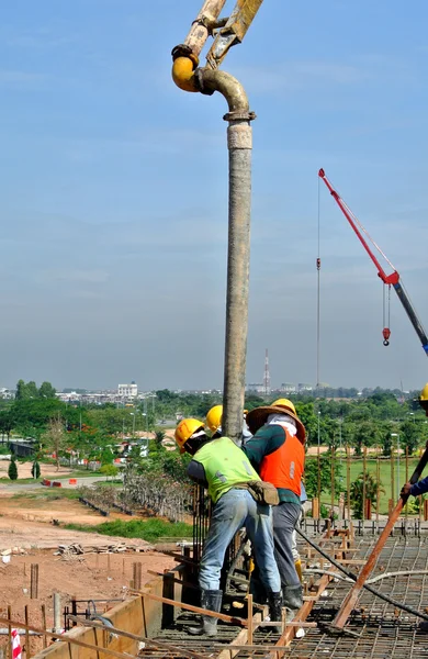 Construction Workers Using Concrete Hose from Concrete Pump — Stock Photo, Image