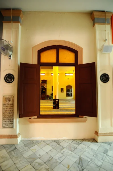 Ventana de la mezquita Kampung Paloh en Ipoh, Malasia — Foto de Stock