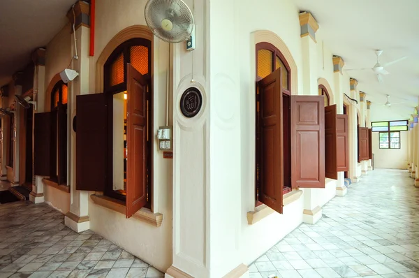 Ventanas tradicionales de la mezquita Kampung Paloh en Ipoh, Malasia — Foto de Stock