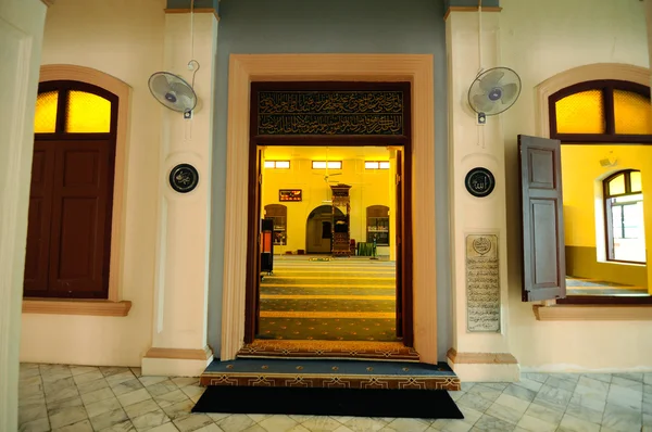 Entrance door of Kampung Paloh Mosque in Ipoh, Malaysia — Stock Photo, Image