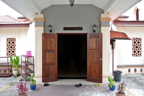 Entrance door of Kampung Paloh Mosque in Ipoh, Malaysia — Stock Photo, Image