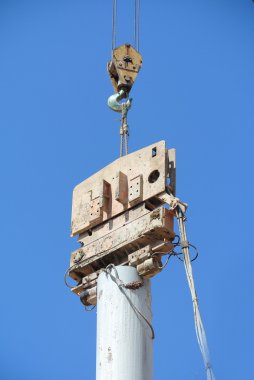 İnşaat alanında yüklü geçişli kazık çelik kasa