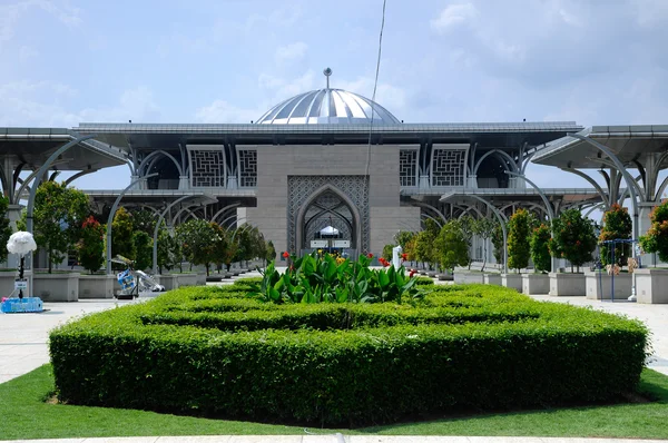 Tuanku Mizan Zainal Abidin Mosque a.k.a. The Steel Mosque in Putrajaya — Stock Photo, Image