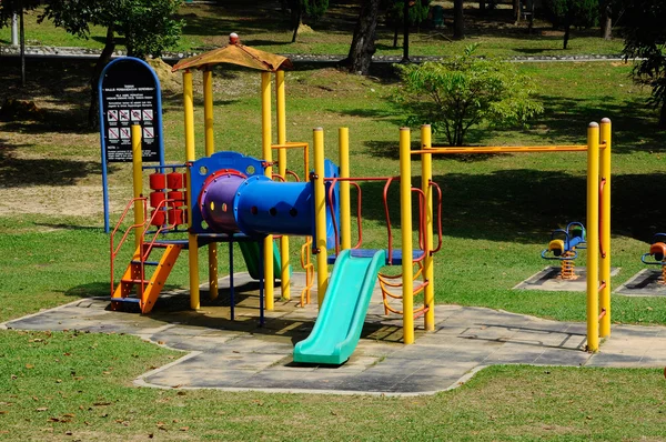 Parque infantil ao ar livre em Selangor, Malásia — Fotografia de Stock