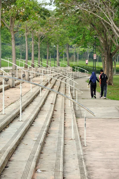 Лестница и ступеньки в общественном парке — стоковое фото