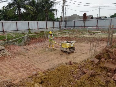 Bebek silindir Kompaktör kullanarak inşaat işçileri