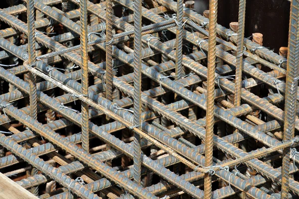 Barras de reforço de aço. Varetas ou barras de aço utilizadas para reforçar o betão — Fotografia de Stock