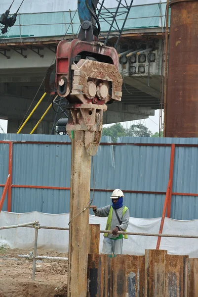 Parede de retenção pilha de chapa de aço instalação cofferdam por máquina — Fotografia de Stock