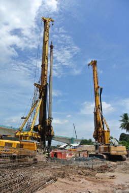 Yığın teçhizat makine inşaat alanında delik