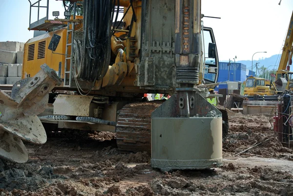 Stapel tuig machine droeg in de bouwplaats — Stockfoto