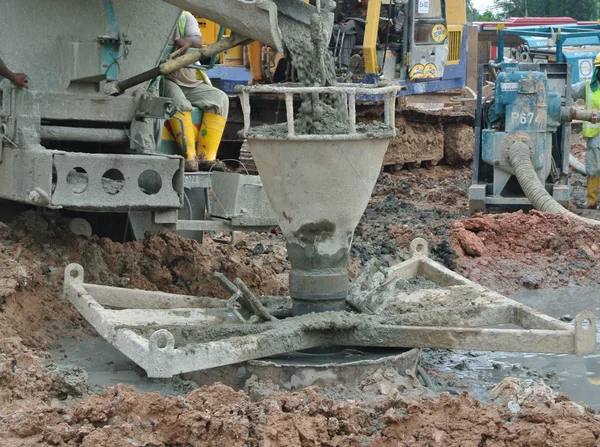 Stapel gieten werk droeg op de bouwplaats — Stockfoto