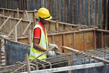 İnşaat işçisi yere kiriş çelik takviye çubuğu imalatı