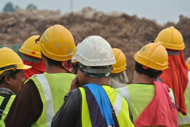 Grup inşaat işçileri montajı açık alan.