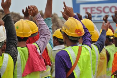 Grup İnşaat işçileri yükseltmek onların el