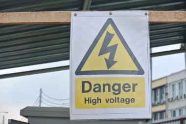 Tehlike yüksek gerilim işareti. İnşaat sahasında geçici işareti.