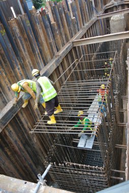 Yığını kap takviye bar inşaat sahasında işçiler tarafından fabrikasyon
