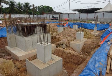 İnşaat alanında concreted beton yığını kap