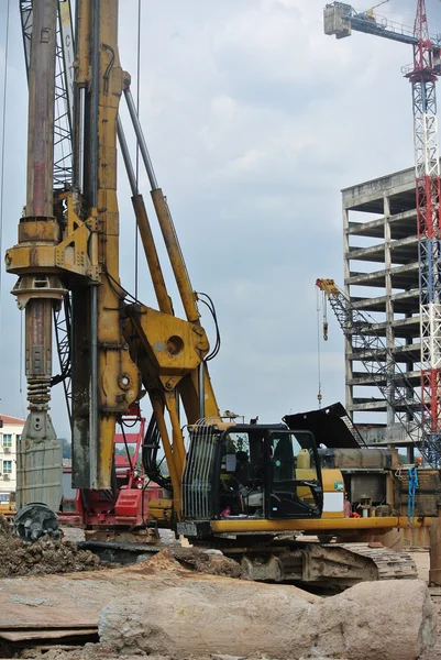 Stapel tuig machine droeg in de bouwplaats — Stockfoto