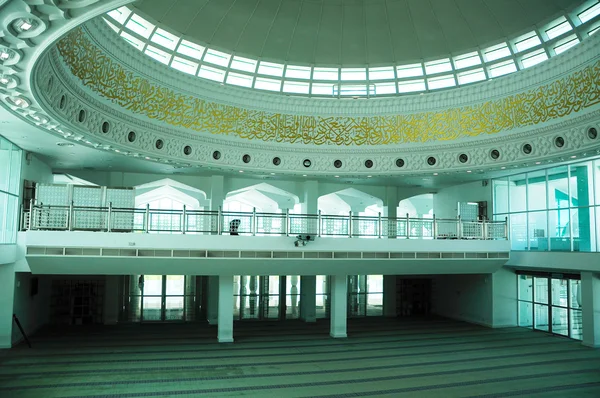Интерьер мечети Ан-Нур, также известной как мечеть Технологического университета Петронас — стоковое фото