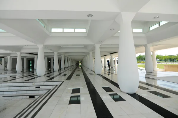 安努尔清真寺又名马来西亚国家石油公司技术大学清真寺的内部 — 图库照片