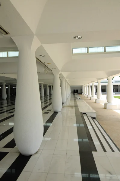 Интерьер мечети Ан-Нур, также известной как мечеть Технологического университета Петронас — стоковое фото