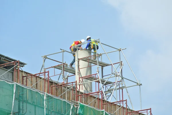 在高水平的施工的建筑工人 — 图库照片