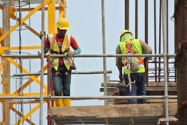 Travailleurs de la construction travaillant à haut niveau — Photo