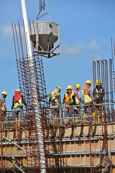 Groupe de travailleurs de la construction bétonnage dalle sur le chantier — Photo