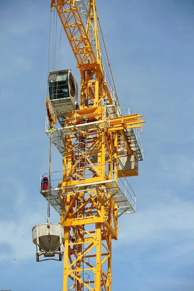 Gru a torre utilizzata per sollevare carichi pesanti — Foto Stock