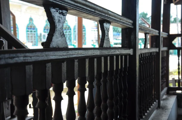 Holzgeländer an der Tinggi-Moschee oder Banjar-Moschee — Stockfoto
