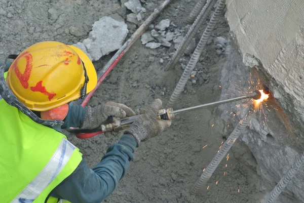 Trabajadores que utilizan soplete para cortar metal en obra . — Foto de Stock