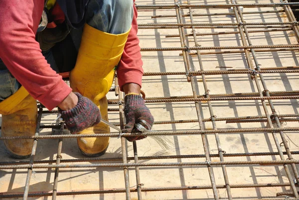 Construction workers fabricating floor slab reinforcement bar — Stock Photo, Image