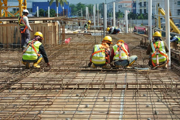 Construction workers fabricating floor slab reinforcement bar — Stock Photo, Image