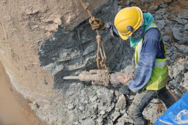 İnşaat alanında mobil beton hacker kullanarak inşaat işçileri