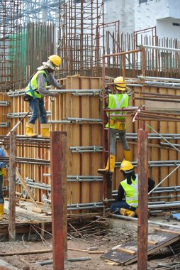 Takviye beton duvar formu imalatı inşaat işçileri işe