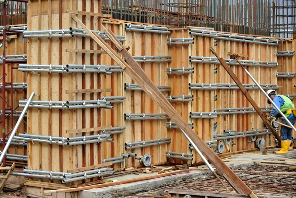 Takviye beton duvar formu imalatı inşaat işçileri işe