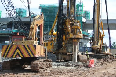 Yığın teçhizat makine inşaat alanında delik