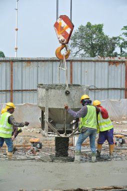 Grup inşaat işçileri döşeme ve kiriş inşaat sahasında Betonlama