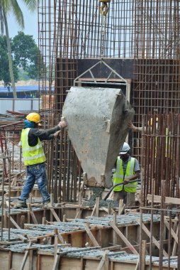 Grup inşaat işçileri döşeme ve kiriş inşaat sahasında Betonlama